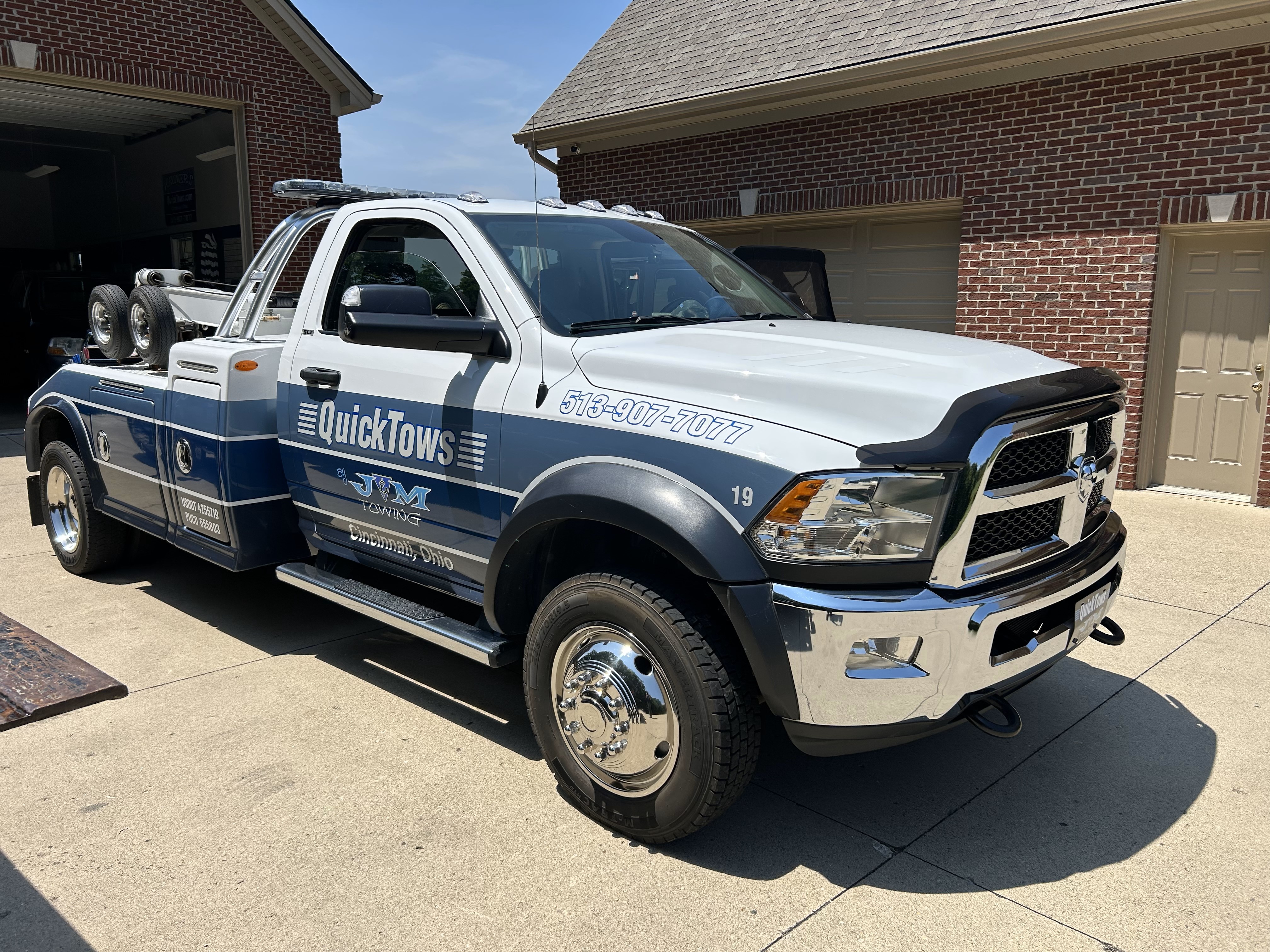 QuickTows tow truck providing Cincinnati towing service